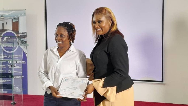Mme Marthe Carine Njakou, présidente-fondatrice de l'école et une récipiendaire. (Ph: Dr)