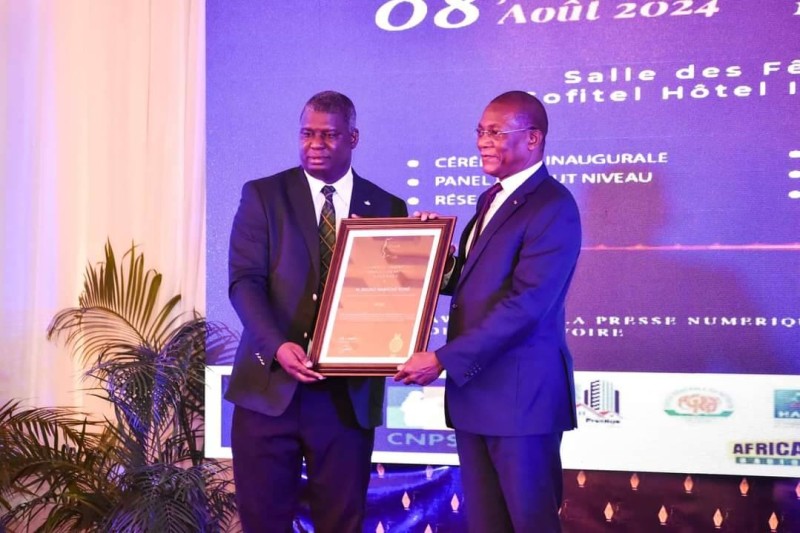 Le ministre Koné Bruno Nabagné reçoit sa distinction (DR)