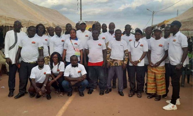 Les membres du bureau investis. (Dr)