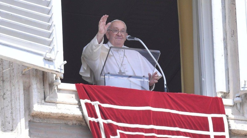 Le Pape François, depuis la fenêtre des appartements pontificaux. (Dr)