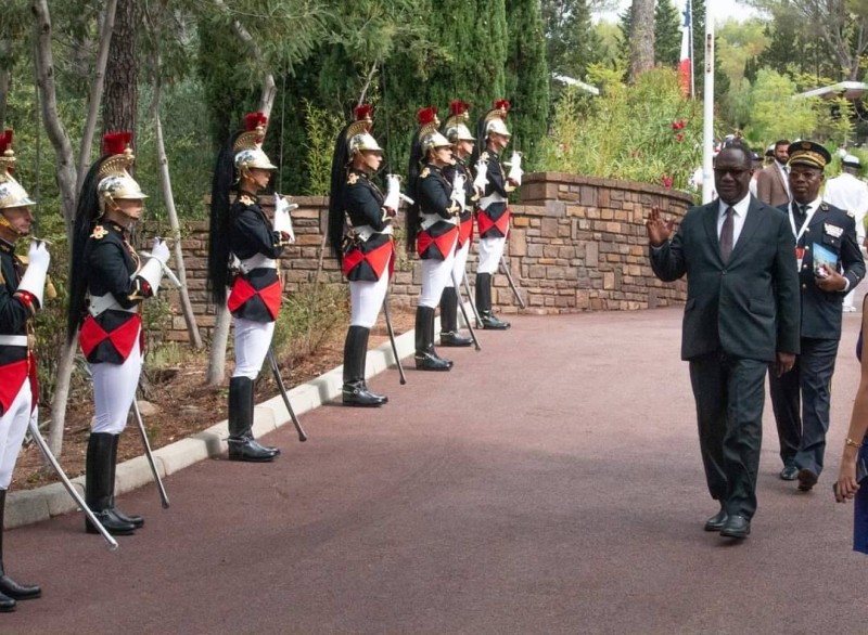 Le ministre ivoirien passant en revue les troupes