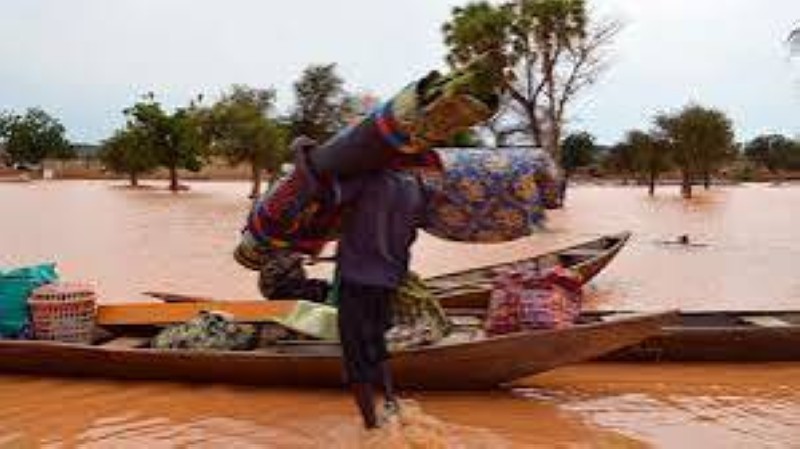 Les inondations touchent désormais l'ensemble du territoire nigérien. Ici un précédent épisode de crue en 2013 près de Niamey (Photo d'illustration). © BOUREIMA HAMA / AFP