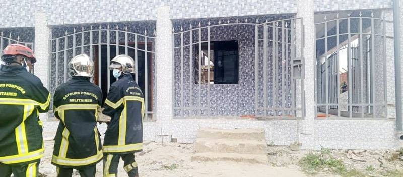 Des sapeurs-pompiers sur le lieu de la mosquée partiellement effondrée. (Ph: E. Koudou)