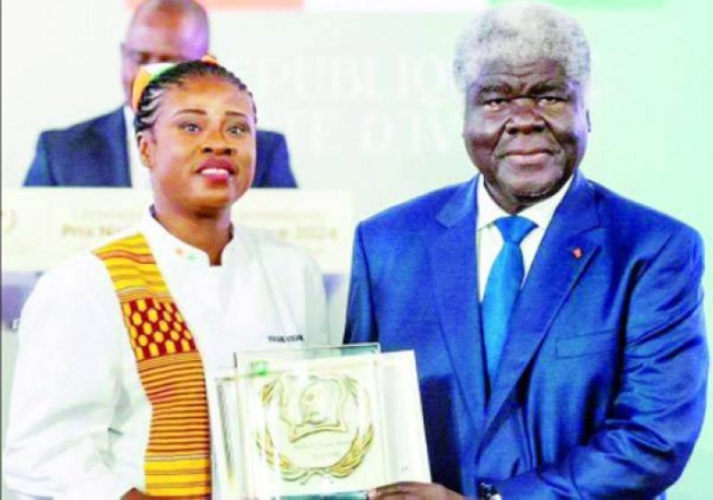 Les félicitations du Premier ministre Beugré Mambé à Viviane Kouamé. (Ph: Honoré Bosson)