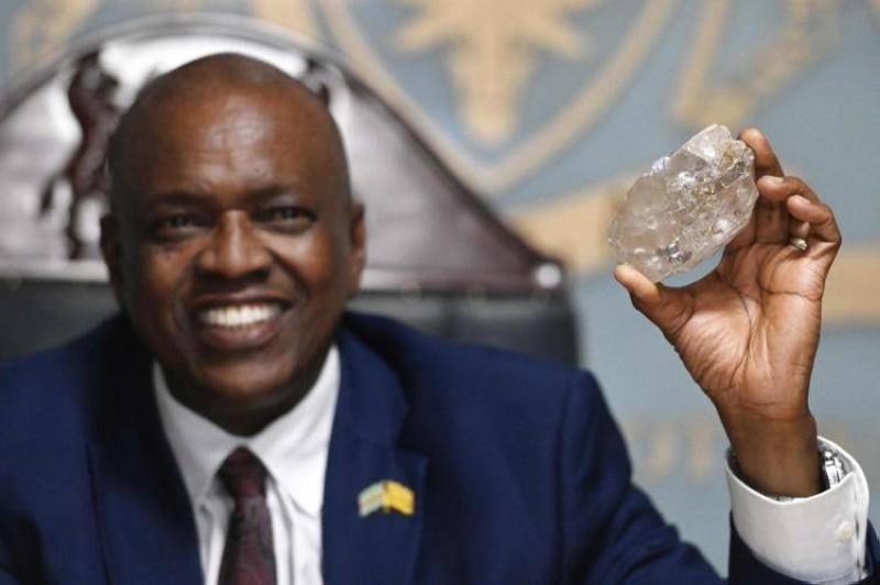 Le diamant en question dans les mains du Président du Botswana (DR)