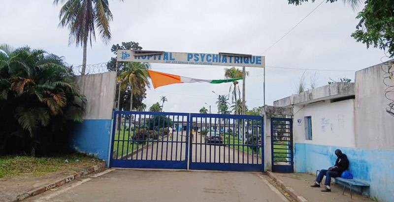 A l'Hôpital psychiatrique de Bingerville, les pensionnaires se sont intéressés à la commémoration de l'indépendance. (Ph: F. Ehouman)