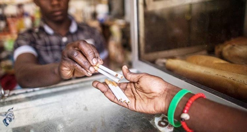 Un client se faisant servir de la cigarette en détail. (Ph: Dr)