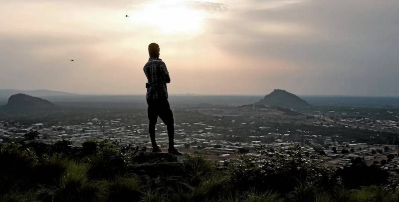Un homme contemple le soleil déclinant, à Korhogo, en Côte d’Ivoire.