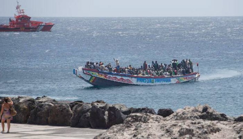 Une pirogue transportant des migrants africains arrive à l’île d’El Hierro, dans l’archipel des Canaries, le 28 août 2024. ANTONIO SEMPERE / AFP