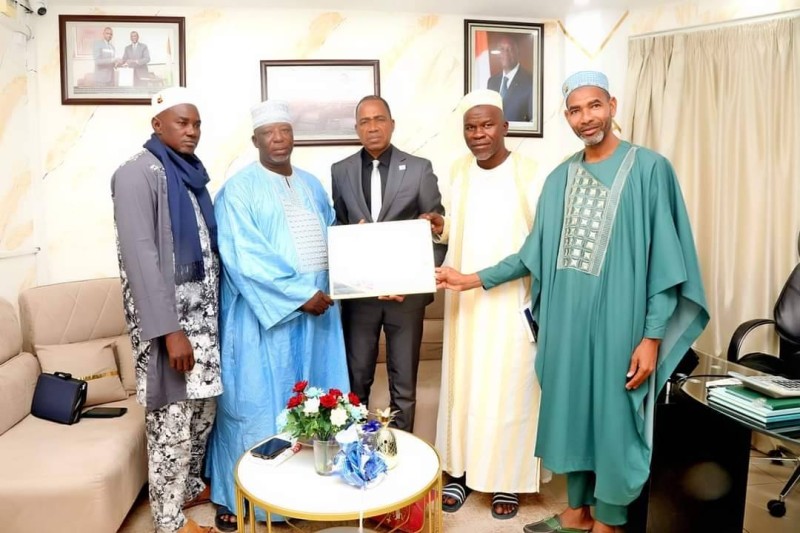 Yamoussa Coulibaly (au centre en costume) heureux de recevoir ses hôtes (Photo DR)