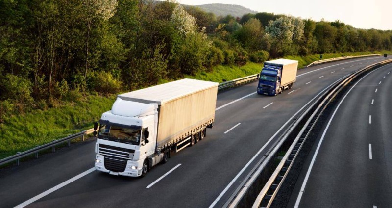 Véhicules poids lourds sur l'autoroute