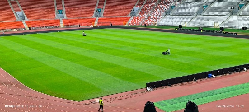 La pelouse du stade de la paix est passée au peigne fin. (Ph: Abdoulaye Coulibaly)