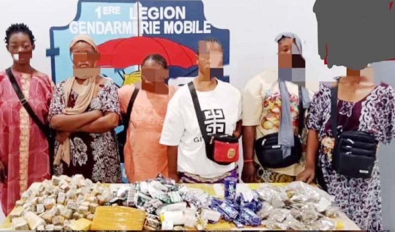 Des jeunes filles arrêtées dans un fumoir à Abobo. (Ph: Gendarmerie)