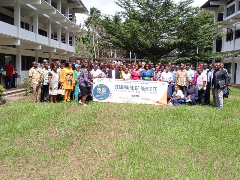 La photo de famille des participants au séminaire 