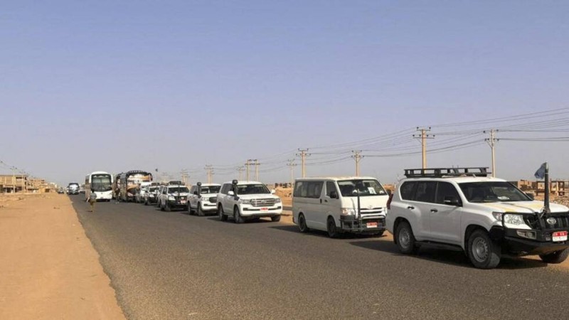 Un convoi quittant Khartoum avance sur une route vers Port-Soudan, le 23 avril 2023, alors que les gens fuient la capitale soudanaise déchirée par les combats. AFP - ABUBAKARR JALLOH