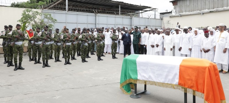 Les honneurs militaires à Sory Diabaté, avant le transfert du corps à la mosquée. (Ph: Dr)