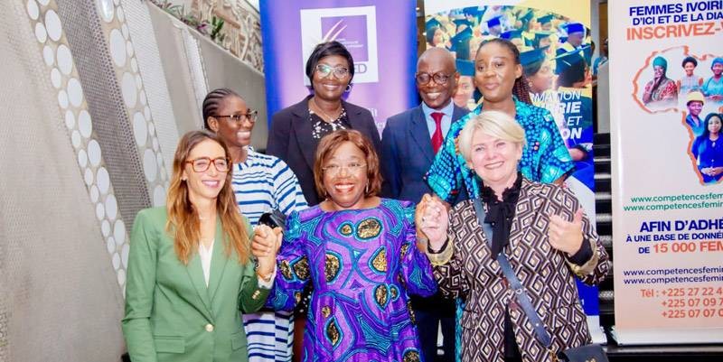 La délégation de l’Ocde est arrivée à Abidjan aux alentours de 23 heures. Elle a été accueillie par la Titulaire de la Chaire Unesco, Euphrasie Kouassi Yao. (Ph: Dr)