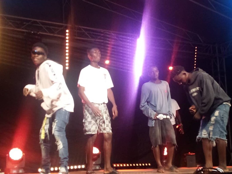 Des concours de danse pour attendre le début du concert (Bavane)