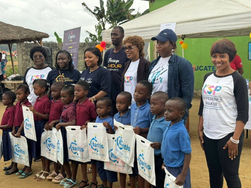 Des kits scolaires remis aux enfants. (DR)
