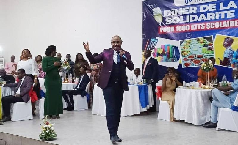 Gadji Céli fait le show au dîner de gala du Mouvement Koumassi solidarité. (Ph: Dr)