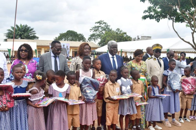 Pour le chef du gouvernement, c’est le signe de la volonté de la détermination du Président Alassane Ouattara d’accompagner les parents d’élèves pendant cette période cruciale. (Ph: Abdoulaye Coulibaly)