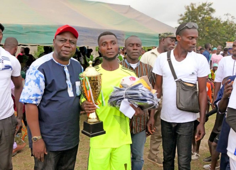 Sam Wakouboué a félicité le vainqueur du tournoi de la cohésion nationale. (DR)