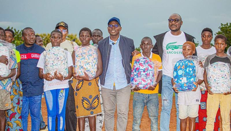 Des enfants heureux de recevoir leurs kits scolaires. (Ph: Dr)
