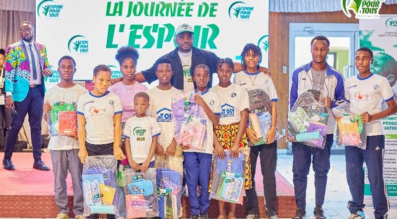 Le journaliste pasteur Roland Sombo a posé avec certains enfants. (Ph: Dr)