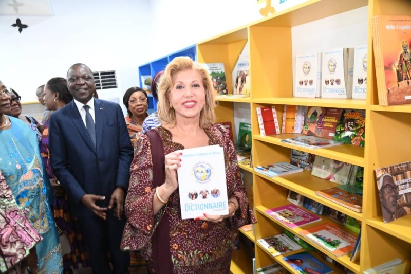 La Première dame Dominique Ouattara équipe entièrement une bibliothèque. (Ph: Dr)