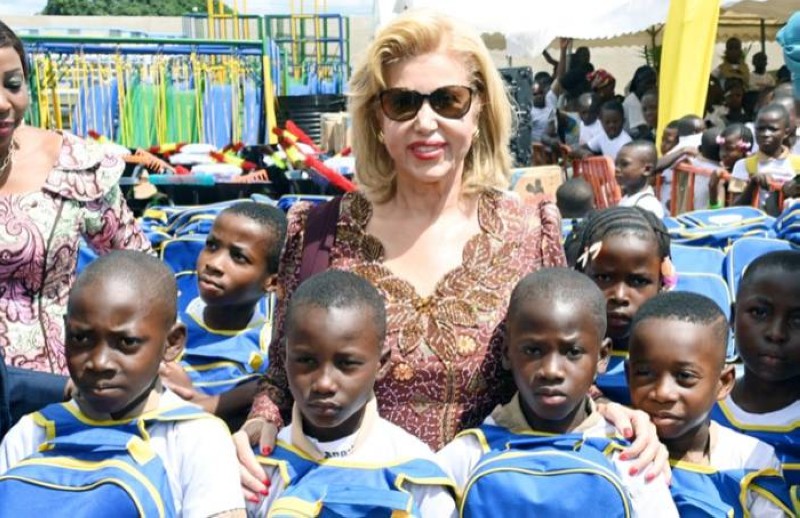Mme Dominique Ouattara offre des kits scolaires aux écoliers. (Ph: Dr)