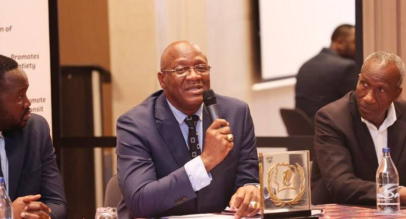 Le directeur général de Foods'Co heureux de présenter cette distinction aux partenaires. (Ph: Dr)