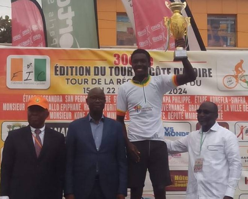 N’Da Hennock brandit fièrement son trophée de meilleur jeune de la compétition. (Ph: Dr)