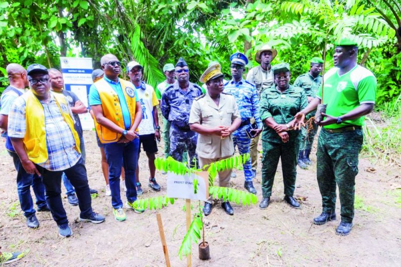 Le Secrétaire général de la préfecture d’Akoupé , Gohou Blondé a présidé cette cérémonie de planting d’arbres. (DR)