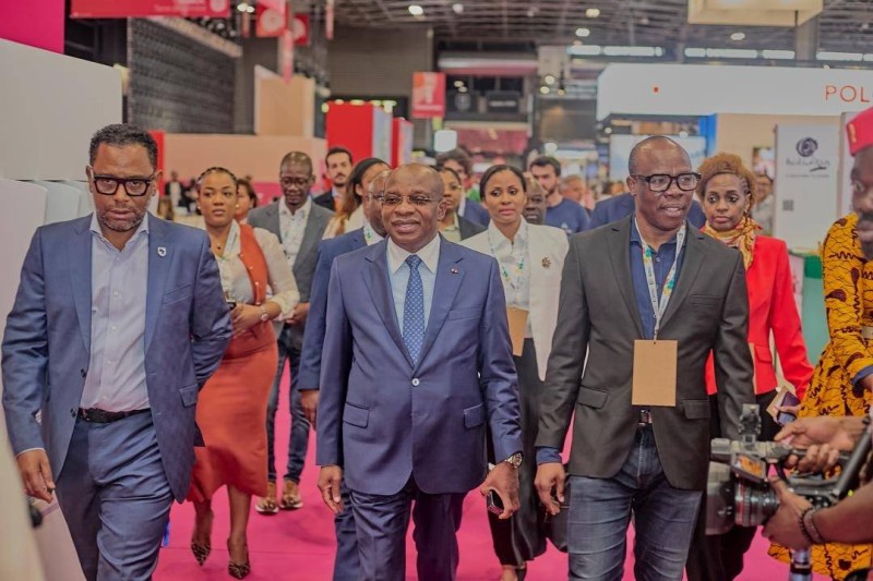 Le ministre Siandou Fofana et le lead vocal du groupe.Magic Système