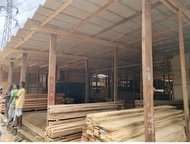 Des halls construits pour la vente du bois. (Dr)