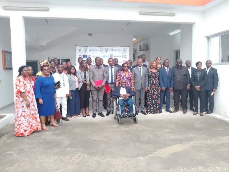 Photo de famille après le lancement du Prix national des droits de l'homme 