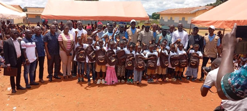 Les enfants qui ont reçu les kits ont remercié leur donateur. (Ph: Dr)