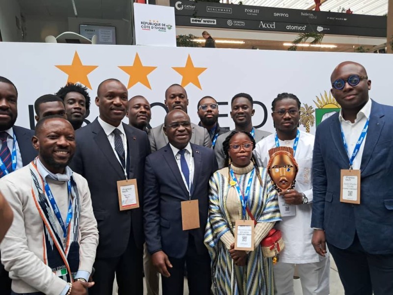Le ministre Kalil Konaté au centre de la photo de famille. (Ph: Dr)