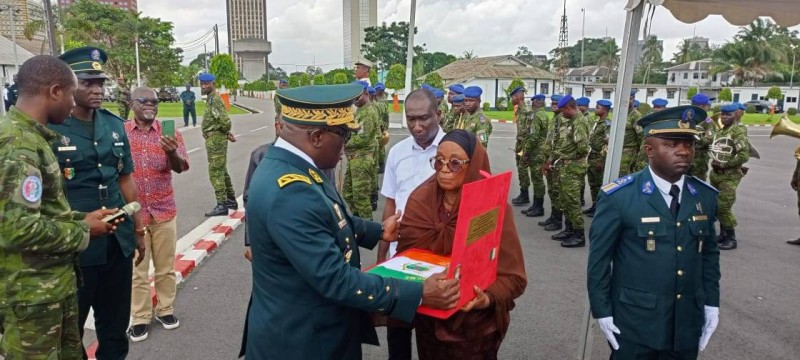 La femme de l'officier général recevant ses insignes à titre posthume 