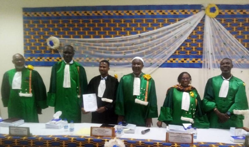 M.Dje Monkoha Pacôme Kevin (en toge noire) et les maîtres