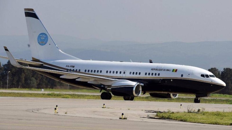 Une photo prise le 22 mars 2015 montre l'avion de l'ex-président malien Ibrahim Boubacar Keïta sur le tarmac de l'aéroport international d'Alger. (Image d'illustration) © Farouk Batiche / AFP