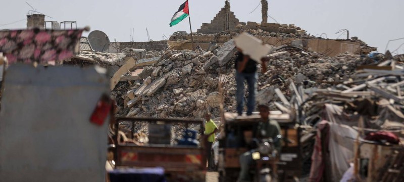 Un drapeau palestinien sur les ruines de Gaza