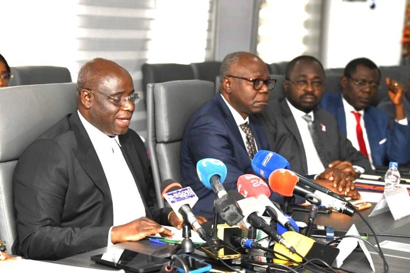 Le porte-parole des 8 signataires de la trêve sociale, Soro Mamadou (au micro), a annoncé une feuille de route pour examiner les préoccupations majeures des fonctionnaires et agents de l’État.