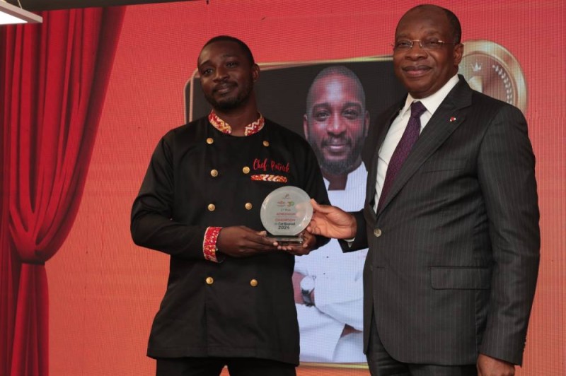 Le lauréat de la 3e édition heureux de recevoir son prix des mains du ministre Siandou Fofana. (Photo Bavane)