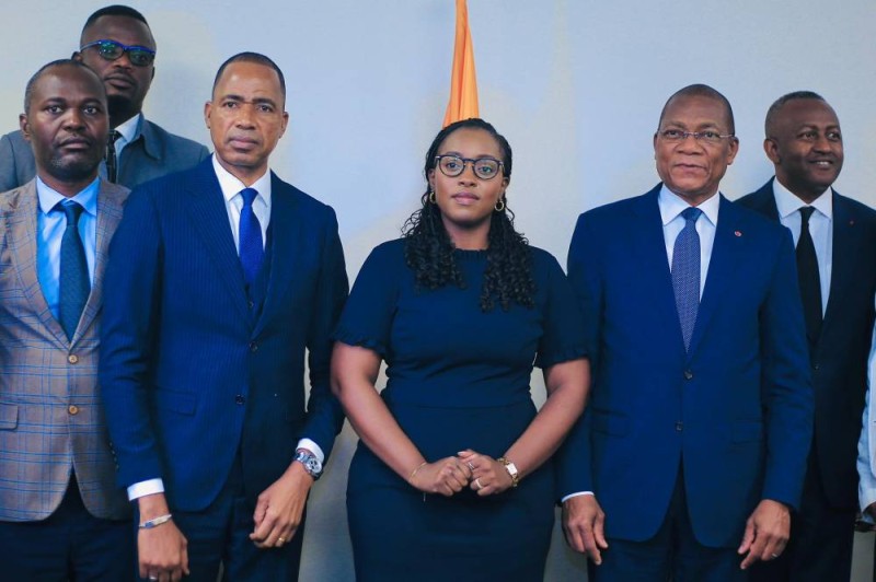 Yamoussa Coulibaly (2e à partir de la gauche) attache du prix au salon. (Ph: Dr)