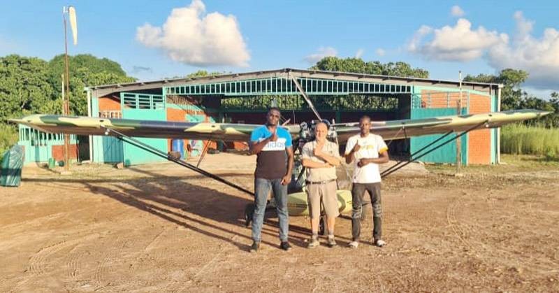 Le formateur de Micro Aviation SA (au centre) et les deux pilotes du Pnc. (Ph: Dr)