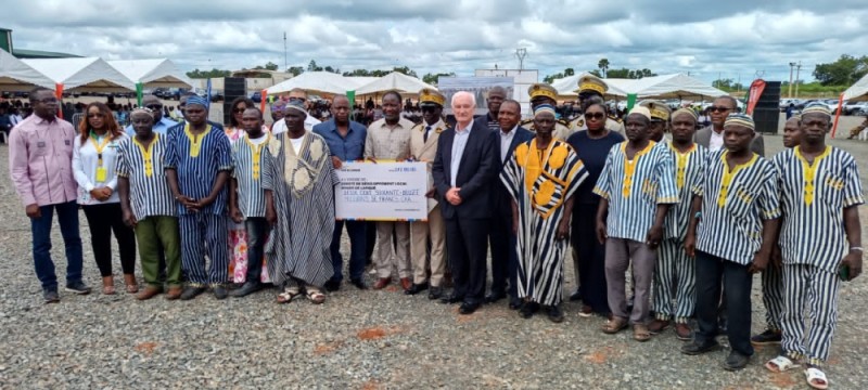 Remise officielle du chèque au Comité de développement local minier. (Ph: Dr)