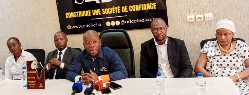 Assalé Tiémoko (au micro) propose une pratique politique plus républicaine. (Ph: Dr)