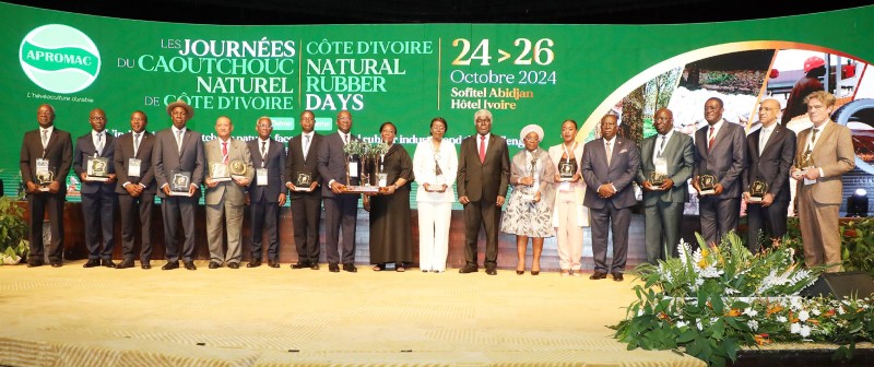 Le chef du gouvernement (au centre) a également été honoré. (Ph: Dr)