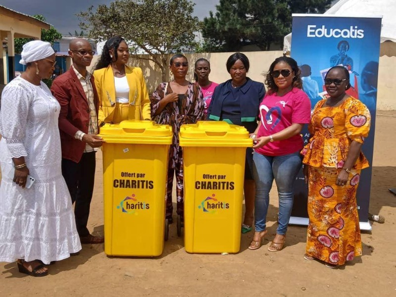 L'Ong a offert des poubelles à l'établissement scolaire. (DR)